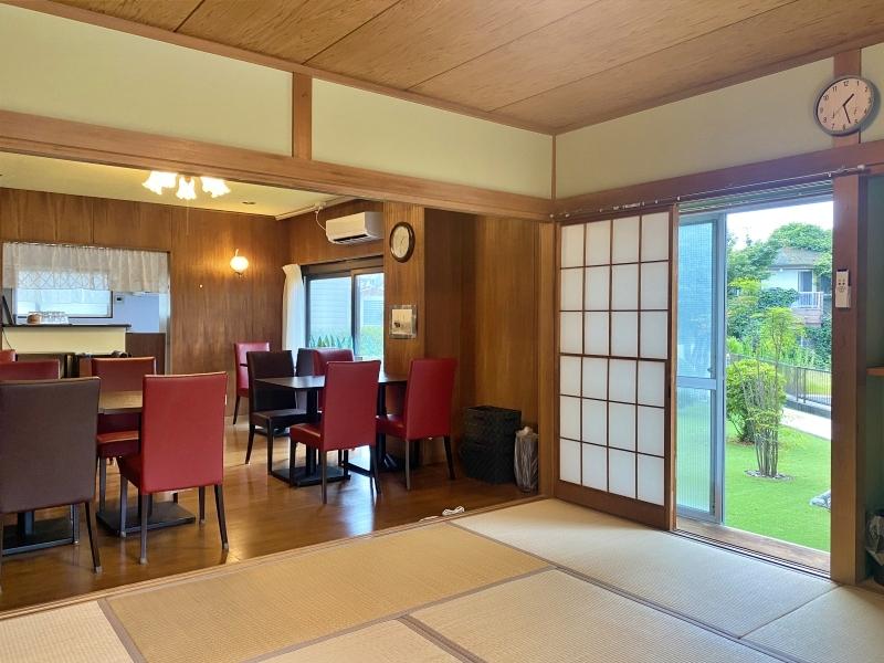 横浜市金沢区寺前一丁目の賃貸物件/カフェとして使用されていた元住居スペース│和室の襖を外すと、開放的な空間に