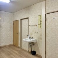 横浜市金沢区寺前一丁目の賃貸物件/待合室│手前2つのドアが診療室への出入り口。奥の茶色の扉が和室への扉
