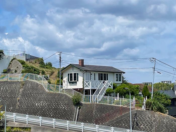 横浜市港南区笹下五丁目の売買物件/環状２号線の対岸から物件を見たところ