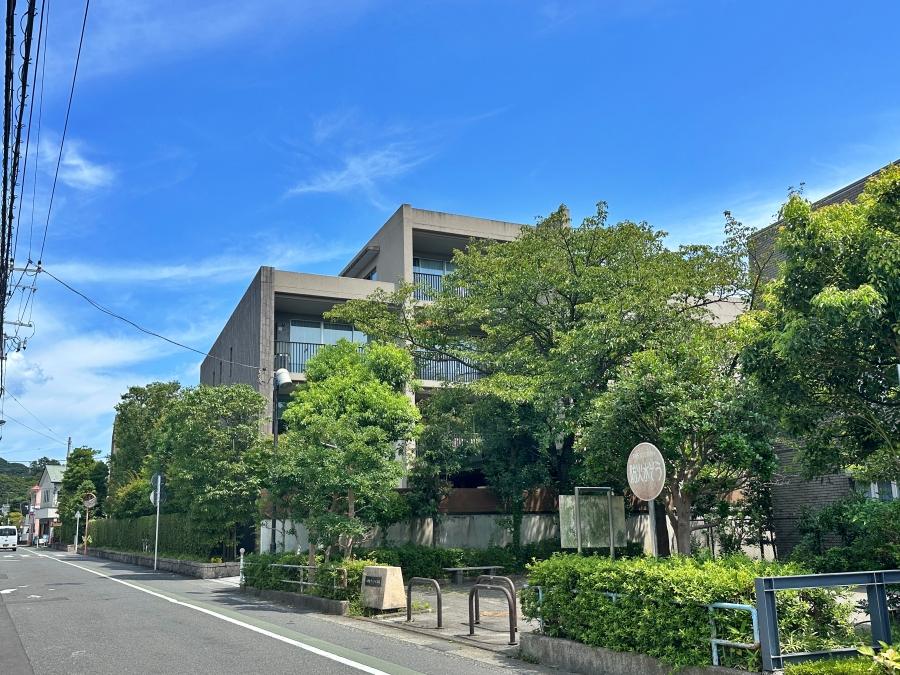 鎌倉市二階堂の売買物件/外観｜周囲の植栽と手前にある小さな公園も手伝って緑に埋もれてしまったかのよう