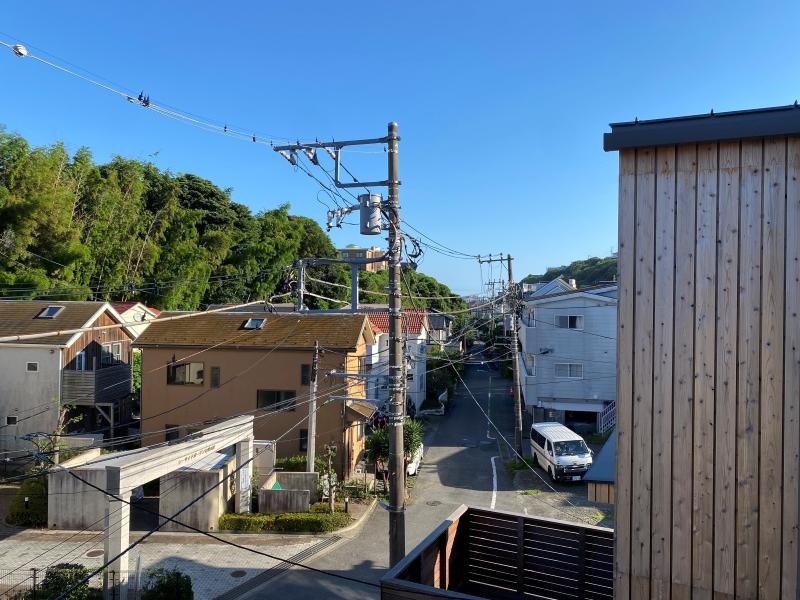 鎌倉市七里ガ浜一丁目の売買物件/3階洋室5.7帖の奥にある廊下のようなスペース。窓の向こうには、うっすらと海がみえます
