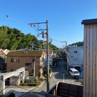 鎌倉市七里ガ浜一丁目の売買物件/3階洋室5.7帖の奥にある廊下のようなスペース。窓の向こうには、うっすらと海がみえます