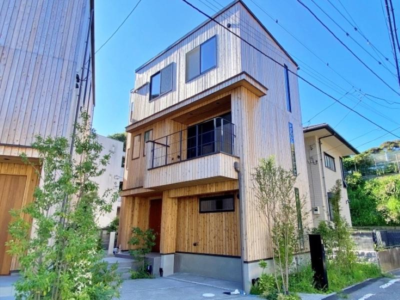 鎌倉市七里ガ浜一丁目の売買物件/外観│板張りの外観がまるで大きな木箱のように見えました。大木を見つけた時のように、つい見上げてしまいます