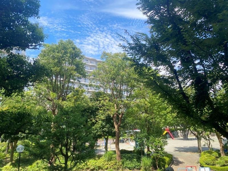 鎌倉市岡本の売買物件/共有部│玄関前から見た公園の様子