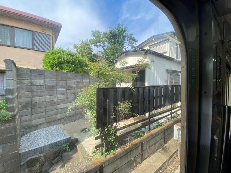 鎌倉市由比ガ浜三丁目の賃貸物件/外観│江の電の車窓から我が家を見る