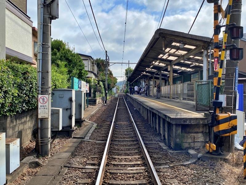 鎌倉市由比ガ浜三丁目の賃貸物件/周辺環境│写真の線路内左側を通行し、物件へ向かうアプローチです