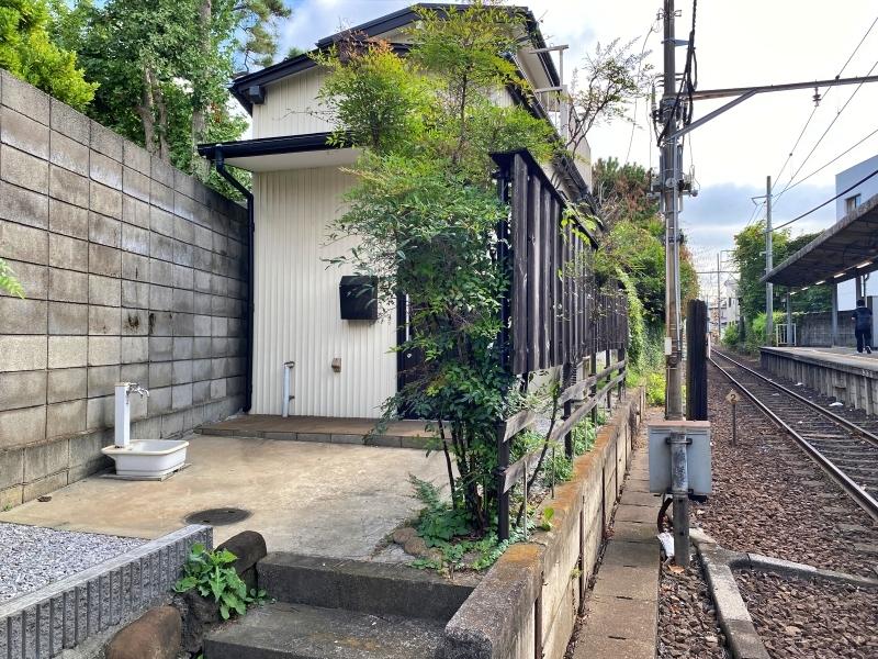 鎌倉市由比ガ浜三丁目の賃貸物件/外観│線路沿いから数段上り、敷地内へ。電車が来ないタイミングで通行しましょう