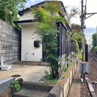 鎌倉市由比ガ浜三丁目の賃貸物件/外観│線路沿いから数段上り、敷地内へ。電車が来ないタイミングで通行しましょう