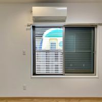 鎌倉市由比ガ浜三丁目の賃貸物件/洋室6.6帖│雨戸はブラインドのように、角度調整ができます