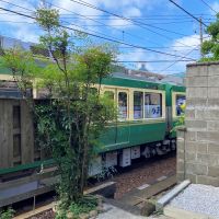 鎌倉市由比ガ浜三丁目の賃貸物件/玄関前スペース│江の電がやってくると、こんな眺め