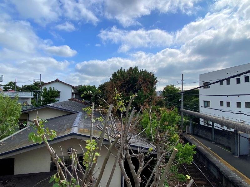 鎌倉市由比ガ浜三丁目の賃貸物件/2階バルコニーからの眺め│高層の建物がなく、空が広い