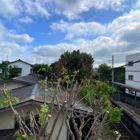鎌倉市由比ガ浜三丁目の賃貸物件/2階バルコニーからの眺め│高層の建物がなく、空が広い