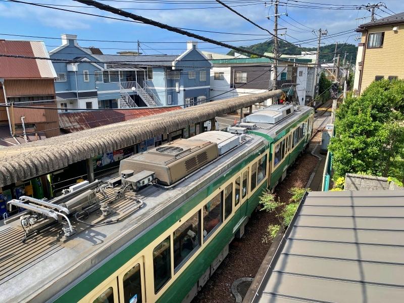 鎌倉市由比ガ浜三丁目の賃貸物件/2階バルコニーからの眺め│普段なかなか見れない列車の上部が観察できます