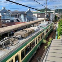 鎌倉市由比ガ浜三丁目の賃貸物件/2階バルコニーからの眺め│普段なかなか見れない列車の上部が観察できます