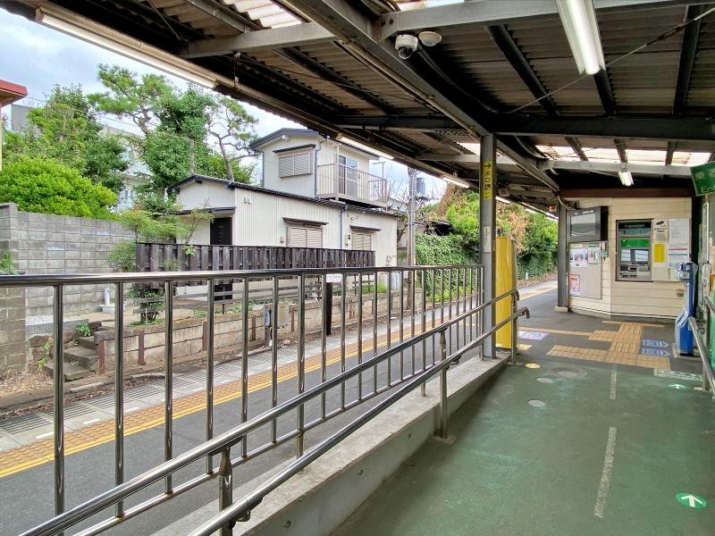 鎌倉市由比ガ浜三丁目の賃貸物件/周辺環境│駅のホームに入ると、まるでここが自分の家へ向かう専用ホームかと錯覚してしまいます
