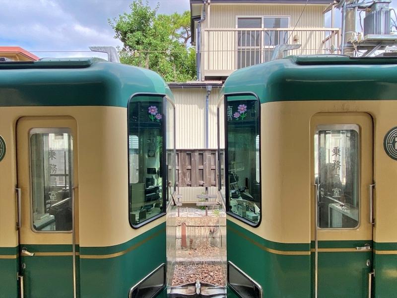 鎌倉市由比ガ浜三丁目の賃貸物件/外観│駅のホームから撮影した、江の電連結越しの建物