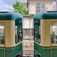 鎌倉市由比ガ浜三丁目の賃貸物件/外観│駅のホームから撮影した、江の電連結越しの建物