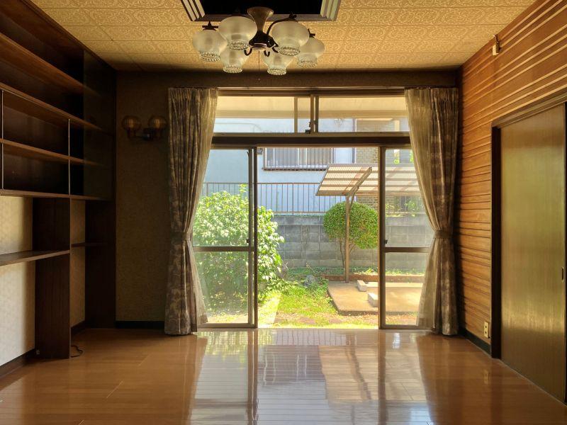 鎌倉市寺分 の売買物件/LD｜左側には壁一面の造作棚、右側には化粧板。天井にはちょっとした装飾も。明るい庭に面しています。