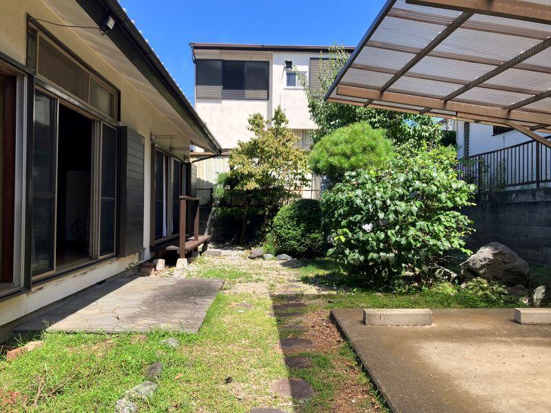 鎌倉市寺分 の売買物件/庭｜開けてフラットな庭では子供やペットが走り回るのが想像できます。