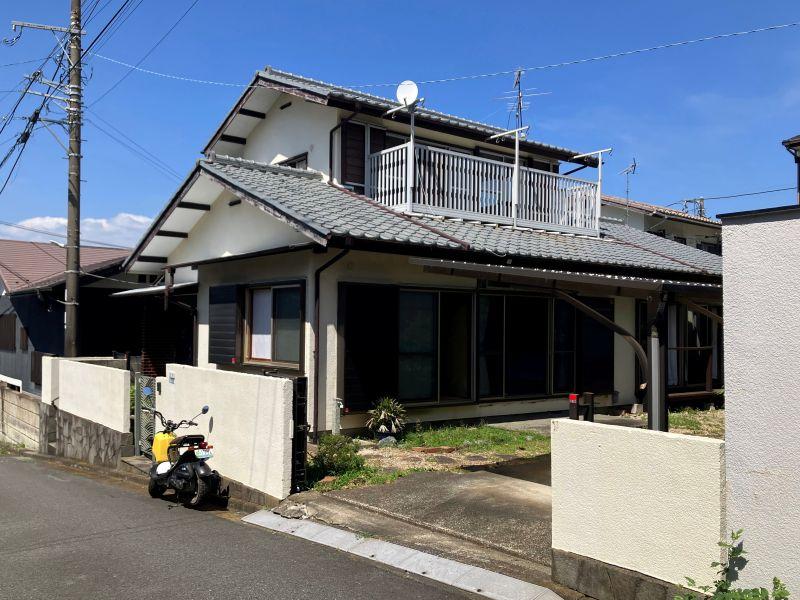 鎌倉市寺分 の売買物件/外観｜灰色の瓦屋根が目印。1階の屋根上にバルコニー。