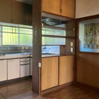 鎌倉市寺分 の売買物件/K｜キッチンの手前には造り付けの棚が。すりガラスの向こうは洗面所です。