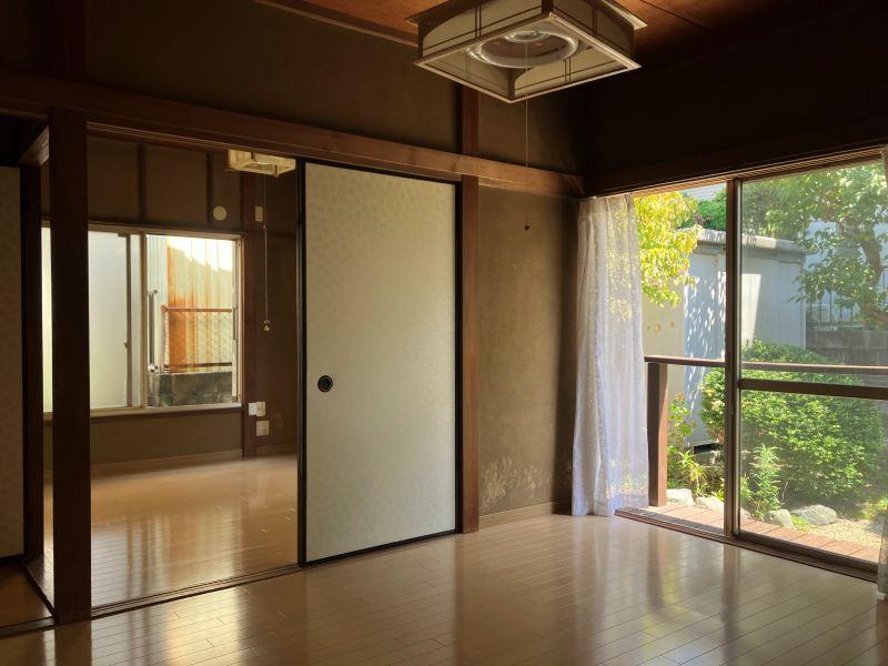 鎌倉市寺分 の売買物件/1階洋室２，３｜和室から洋室にリフォームされたのでしょうか。壁は砂壁です。