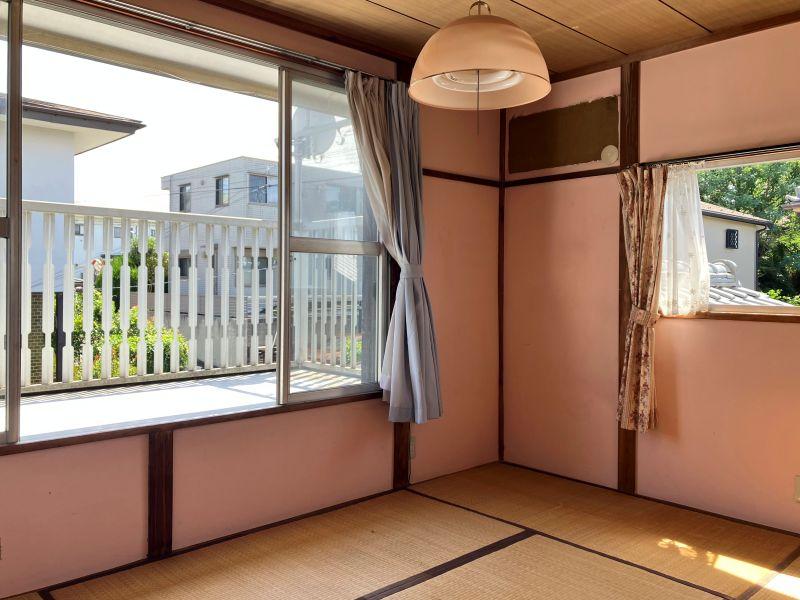 鎌倉市寺分 の売買物件/2階和室｜東側の部屋。ピンク色の壁色が可愛らしい。
