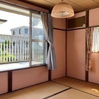 鎌倉市寺分 の売買物件/2階和室｜東側の部屋。ピンク色の壁色が可愛らしい。