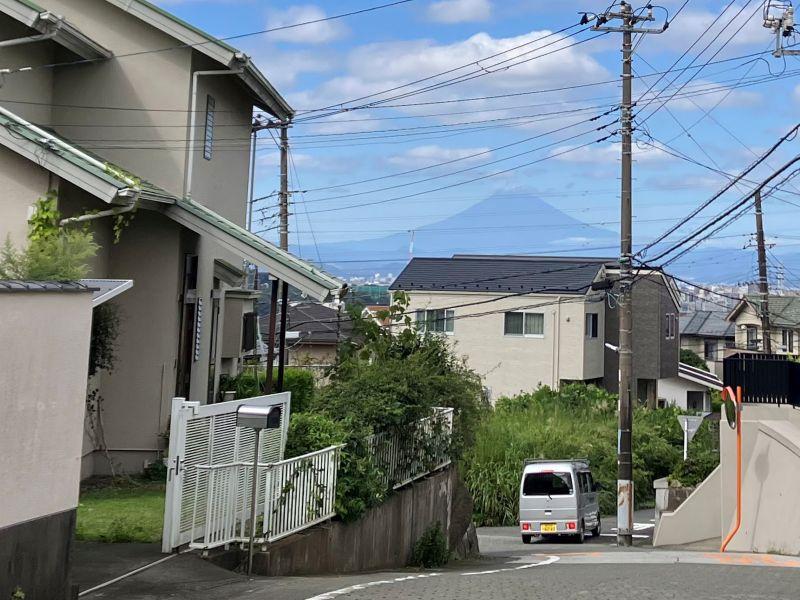 鎌倉市寺分 の売買物件/周辺｜歩いてすぐそばの高台からは、富士山が驚くほど大きく見えます。日常的にこの景色が見られるのはなんとも贅沢。