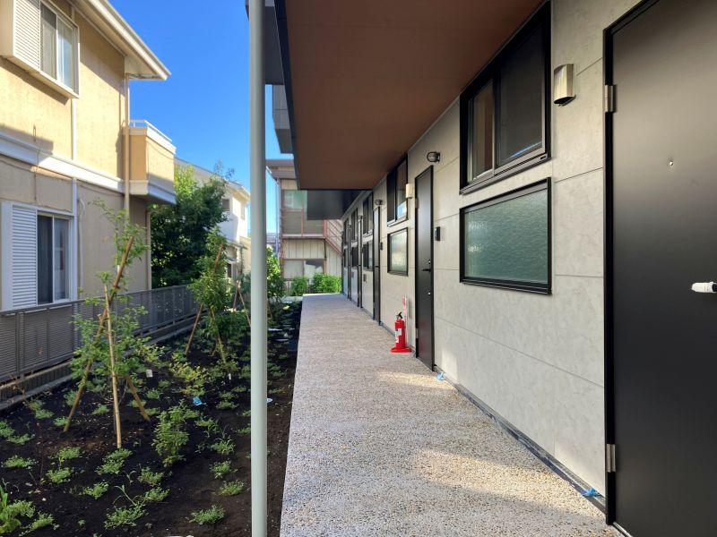 茅ヶ崎市本宿町の賃貸物件/外部廊下・庭｜植栽にはネコが窓から眺められるよう、鳥が好む実がなるものをセレクト。他にも、住民で育てるスパイラルハーブガーデンなども計画中。