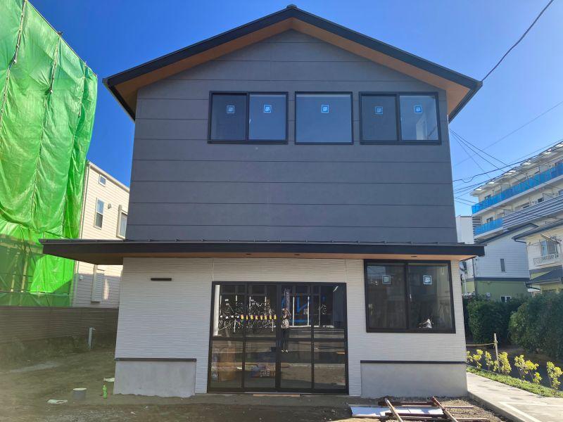 茅ヶ崎市本宿町の賃貸物件/外観｜大通りに面した建物の正面は一棚図書館とコワーキングスペースになる予定（2026年12月オープン予定）。アパートはこの奥です。
