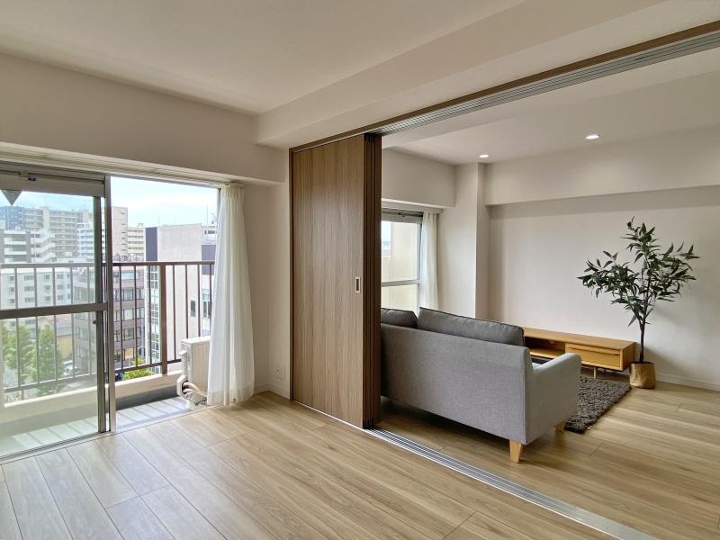 藤沢市湘南台五丁目の売買物件/洋室6帖│南向きのため、バルコニーに面した部屋は日当たりがいい