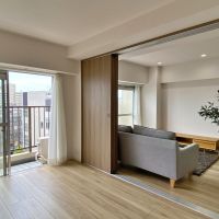 藤沢市湘南台五丁目の売買物件/洋室6帖│南向きのため、バルコニーに面した部屋は日当たりがいい
