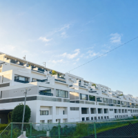 平塚市日向岡二丁目の売買物件/外観│近くのバス停を下りると、この存在感のあるマンションが目の前に