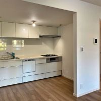 平塚市日向岡二丁目の売買物件/キッチン│3方面を壁に囲まれて、籠るように集中できそう