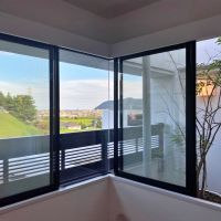 平塚市日向岡二丁目の売買物件/LD13.9帖│植木のある吹き抜けのスペースとコーナー窓のおかげで日中は明るい