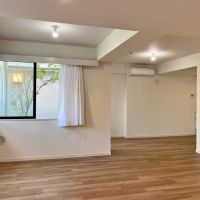 平塚市日向岡二丁目の売買物件/LD13.9帖│右奥にキッチンがあります。ダイニングテーブルはどこに置こうか。コーナー窓の近くはどのようなレイアウトにしようか、などなど考えると楽しい