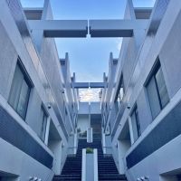 平塚市日向岡二丁目の売買物件/共用部│段々と住居が続く間にあるステップウォーク