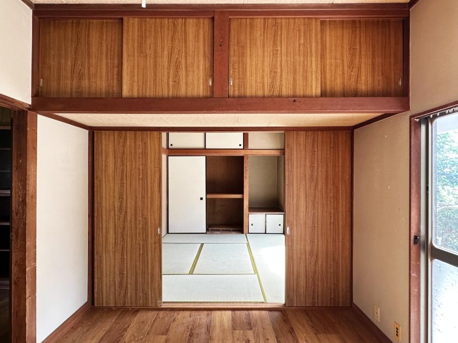 葉山町一色の賃貸物件/洋室と和室1｜和室が続きになっています。そして主張の強い吊り戸棚