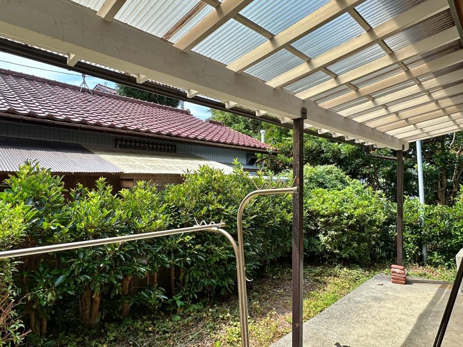 葉山町一色の賃貸物件/テラス｜隣に同じタイプの平屋がありますが、背の高い生垣が覆っていて視線は気になりません