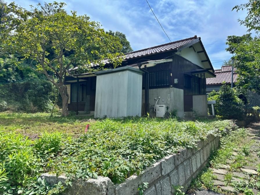葉山町一色の賃貸物件/外観｜手前の庭はオーナーの使用区画になりますが、使用したい場合は相談可能です