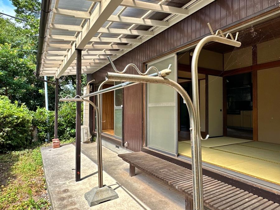 葉山町一色の賃貸物件/テラス｜透明なポリカ製の屋根の下には、多少の雨でも気にせずBBQできそうなコンクリートの縁側的空間が広がっています