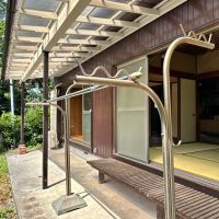 葉山町一色の賃貸物件/テラス｜透明なポリカ製の屋根の下には、多少の雨でも気にせずBBQできそうなコンクリートの縁側的空間が広がっています