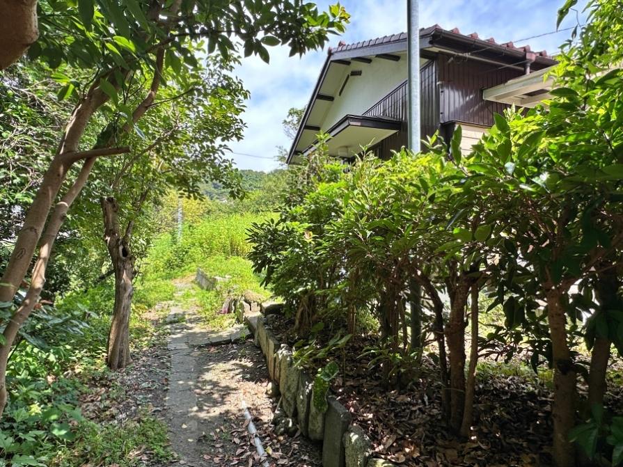 葉山町一色の賃貸物件/物件のアプローチ｜なんとなくジブリ感もあります