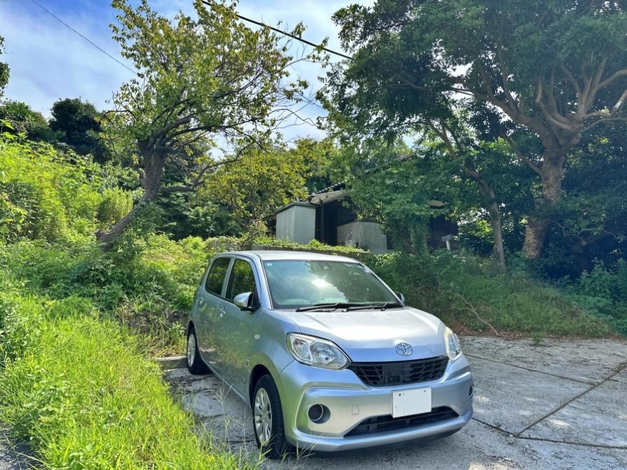 葉山町一色の賃貸物件/駐車場｜平屋から一段下がった場所に1台分あり。スペースが大きくないので車種制限あり