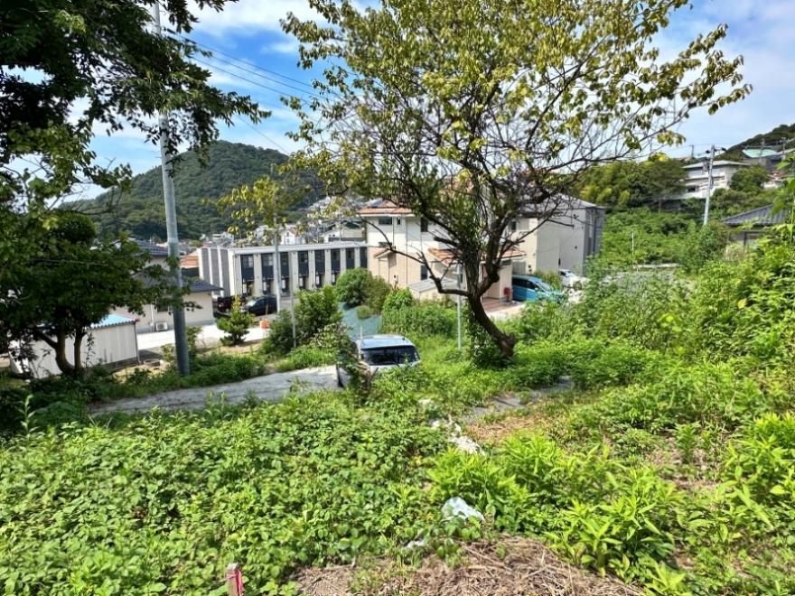 葉山町一色の賃貸物件/敷地から駐車場を見下ろす｜日は高台の住宅街の中にあります