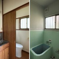葉山町一色の賃貸物件/左：洗面とトイレ｜右：風呂はタイル張りですが追い焚き機能付き