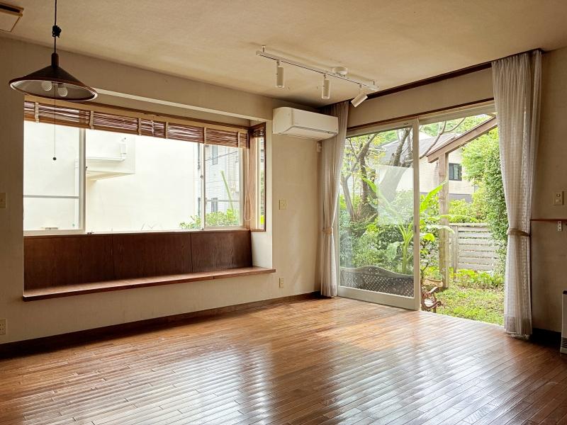 鎌倉市長谷三丁目の売買物件/1階 リビング｜窓際に設えた長い腰掛け。その前にダイニングテーブルを置いて、庭の緑を横目に食事をとる、なんて光景が浮かびます