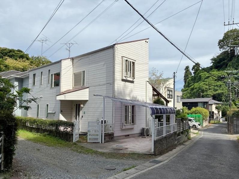 鎌倉市長谷三丁目の売買物件/外観｜屋根付きのカーポートが1台分