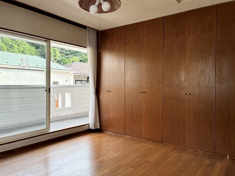 鎌倉市長谷三丁目の売買物件/2階 洋室1｜壁一面の収納含め、室内は濃い茶色と白で統一されています